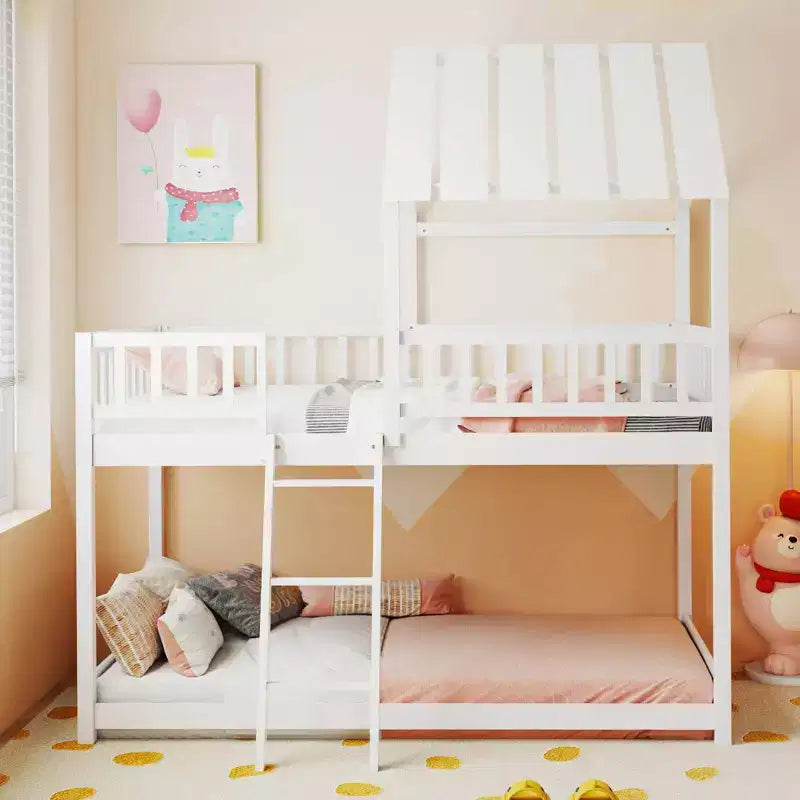 Lit superposé cabane jumeau sur jumeau avec toit, échelle et barrières de sécurité pleine longueur pour enfants Naturel/Blanc