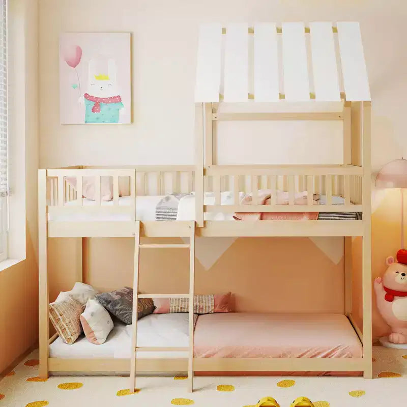 Lit superposé cabane jumeau sur jumeau avec toit, échelle et barrières de sécurité pleine longueur pour enfants Naturel/Blanc